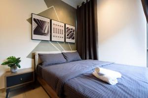 Un dormitorio con una cama con una toalla blanca. en Serene Mossy Family Cottage(2-7pax) 10 Min to BOH, en Cameron Highlands