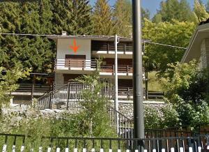 ein Haus mit einem roten x nebeneinander in der Unterkunft EVETTE : Sole, Sport, Relax e cibo genuino in Valtournenche