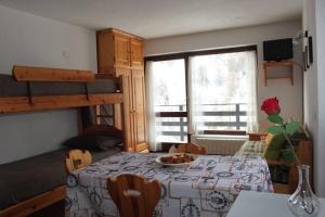 ein Zimmer mit einem Tisch und einer Obstschale darauf in der Unterkunft EVETTE : Sole, Sport, Relax e cibo genuino in Valtournenche