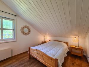 A bed or beds in a room at Chalet Flaine, 5 pièces, 8 personnes - FR-1-425-122