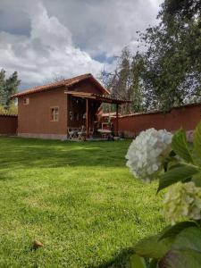 une maison avec une cour verdoyante dans l'établissement Tiny house with medicinal tub., à Urubamba