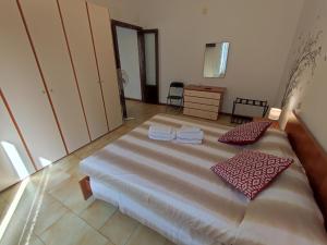 ein Schlafzimmer mit einem Bett und einer Kommode in der Unterkunft Coccole Apartment in La Spezia