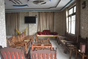 een kamer met stoelen en een flatscreen-tv bij Eagle Nest, Malam Jabba by LMC in Swat