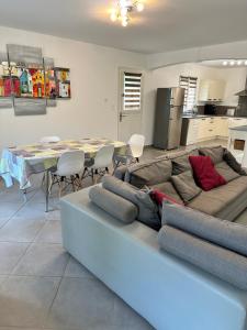 una persona sdraiata su un divano in soggiorno di Villa individuelle la bastidonne piscine privée ad Auriol