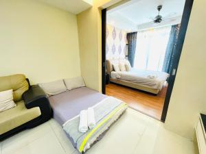 Ліжко або ліжка в номері Kuala Lumpur Bukit Bintang LaLaport Serviced Suite KLCC