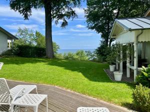 Ein Garten an der Unterkunft Meerblick - Villa Achterkerke
