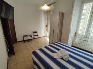 ein Schlafzimmer mit einem Bett mit zwei Handtüchern darauf in der Unterkunft Coccole Apartment in La Spezia
