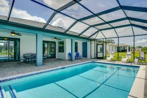 uma piscina com um telhado sobre uma casa em Sleek Cape Coral Home with Pool - Near Waterpark! em Cape Coral