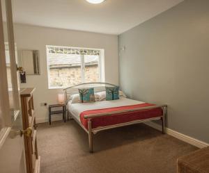- une chambre avec un lit et une fenêtre dans l'établissement The Allendale Bunkhouse, à Hexham