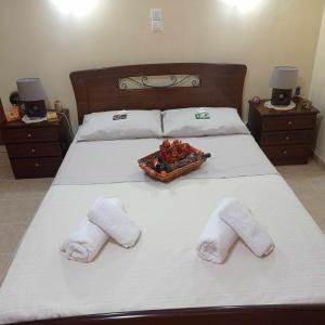 a bed with two towels and a basket of food on it at Blondie's House in Evropoúloi