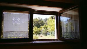 an open window with a view of a yard at Casa Rural Espeñitas in La Alberca