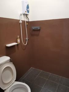 La salle de bains est pourvue d'une douche et de toilettes. dans l'établissement G FORTUNE HOTEL +, à George Town