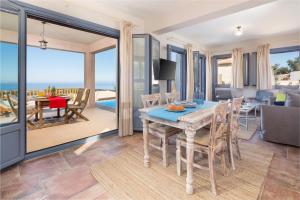 une salle à manger avec une table et une vue sur l'océan dans l'établissement Mare by Vintage Travel, à Tsoukaladhes