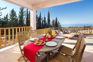 une table sur le pont d'une maison avec de la nourriture dans l'établissement Mare by Vintage Travel, à Tsoukaladhes