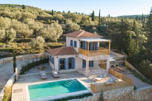 une vue aérienne d'une villa avec piscine dans l'établissement Mare by Vintage Travel, à Tsoukaladhes