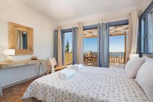 une chambre avec un lit avec vue sur l'océan dans l'établissement Mare by Vintage Travel, à Tsoukaladhes 14 autres photos