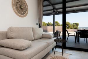 un soggiorno con divano e tavolo di Beach Haven house with pool and Jacuzzi a Kaštela (Castelli)