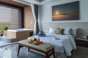 Habitación de hotel con cama y bañera en Fabulous & Exclusive Apartments With Sea View Pool BBQ Garden, en Akumal