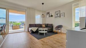 un soggiorno con un divano e un tavolo di Green Oasis B7 a Novigrad Istria