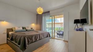 una camera da letto con un letto e una porta scorrevole in vetro di Green Oasis B7 a Novigrad Istria Altre 42 foto