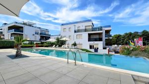 una piscina di fronte a un edificio di Green Oasis B7 a Novigrad Istria