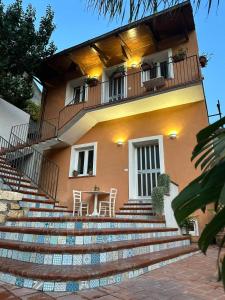 een gebouw met trappen en een tafel ervoor bij Le Maioliche in Saponara Villafranca