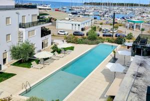 una vista dall'alto di una piscina con ombrelloni e un porto turistico di Green Oasis B7 a Novigrad Istria