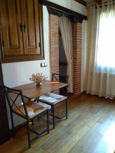 拉阿貝爾卡的住宿－Casa Rural Espeñitas，一间带木桌和椅子的用餐室