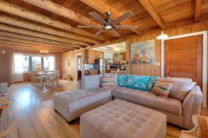 Posezení v ubytování The Schooner