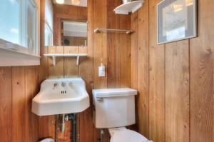 Koupelna v ubytování The Schooner + 31 fotografií