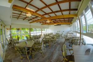 聖安德烈斯的住宿－Hotel Isla Bonita，用餐室设有桌椅和窗户。