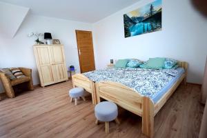 een slaapkamer met een bed en 2 stoelen. bij Widokowy Zakątek u Kamila in Zakopane