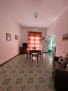 - un salon avec une table et un canapé dans l'établissement Passìu House, à Palerme