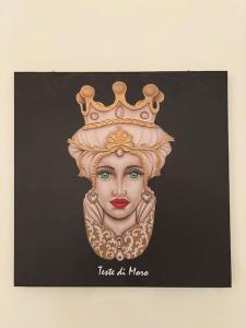 une photo d'une femme avec une couronne sur la tête dans l'établissement Passìu House, à Palerme