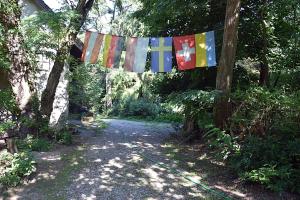 MiędzychódGaraże的挂在土路上的一排旗帜