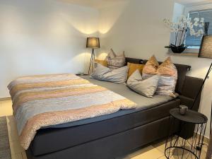 Katil atau katil-katil dalam bilik di schöne Ferienwohnung 2,5 Zimmer in Stadtnähe mit eigenem Hofgarten