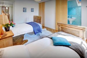 Ліжко або ліжка в номері Manoir de Leschaux - OVO Network
