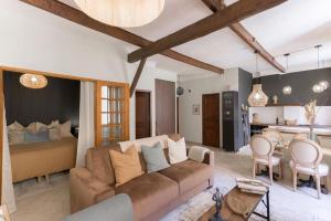 ein Wohnzimmer mit einem Sofa und einem Esszimmer in der Unterkunft L'americannes - 2 Pièces Suquet in Cannes