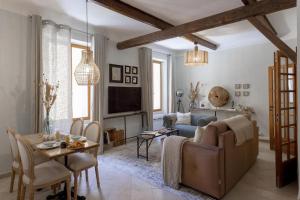 ein Wohnzimmer mit einem Sofa und einem Tisch in der Unterkunft L'americannes - 2 Pièces Suquet in Cannes