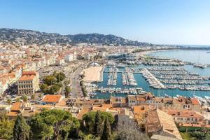 una vista aérea de un puerto con barcos en el agua en L'americannes - 2 Pièces Suquet en Cannes