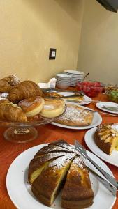 einen Tisch mit Platten aus Brot und Gebäck in der Unterkunft Piccola Locanda S'Ausentu in 