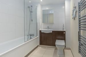y baño con aseo, lavabo y ducha. en 3 Bedrooms Close to Canning Town & ExCel London en Londres