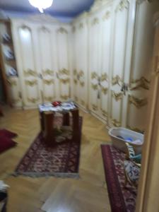 Cette chambre dispose de murs blancs et de tapis. dans l'établissement كورنيش المعادي, au Caire