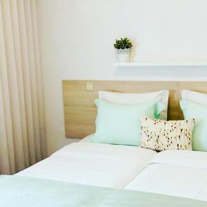 Dos camas una al lado de la otra en un dormitorio. en Casa da Vila Guest House, en Póvoa de Varzim