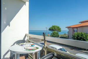 a table on a balcony with a view of the ocean at Studio vue sur l'océan in Anglet