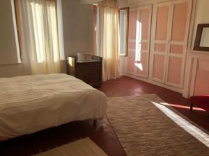 サン・ソヴァール・アン・ピュイゼイユにあるSur les ailes du papillonのベッドルーム1室(ベッド1台、テーブル、窓付)