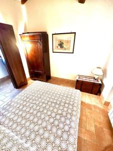 a bedroom with a bed and a table in a room at La Casetta in Orvieto Scalo
