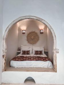 um quarto com uma cama e um tecto arqueado em Dar Naël em Houmt Souk