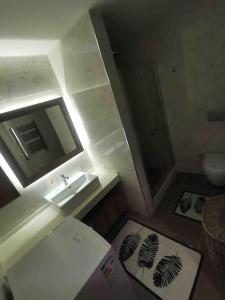 ein kleines Bad mit einem Waschbecken und einem Spiegel in der Unterkunft Luxury Apartment In The Center 7 Min Walking Distance to Metrobus in Esenyurt