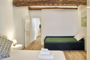 a bedroom with a bed with a green mattress at Casa Monelli in Siena